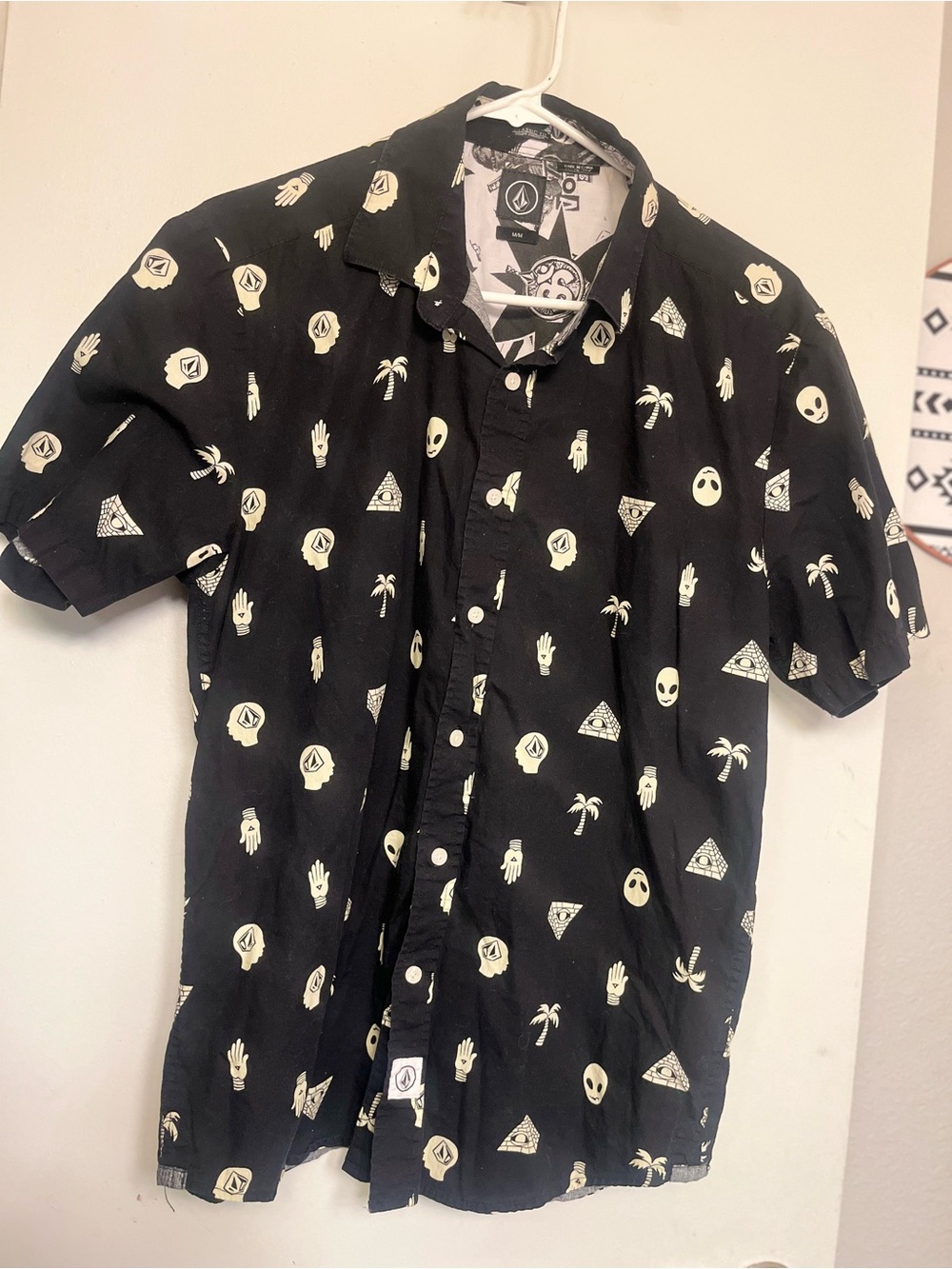 Volcom Black Short-Sleeve Button-Up Shirt with Cream Icon Print